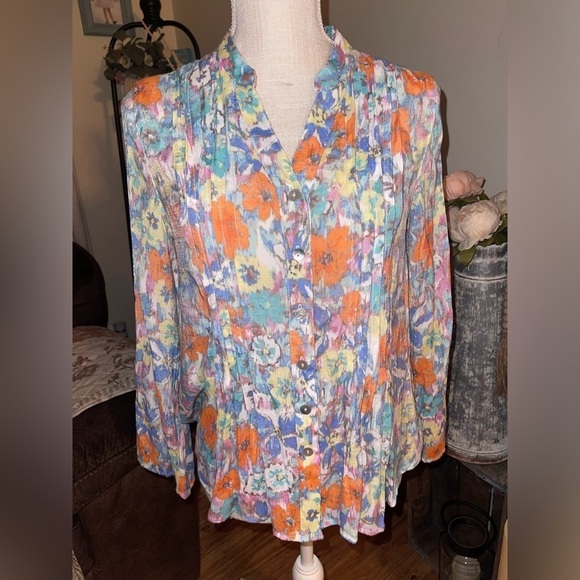 Ruby Rd. Tops - Ruby Rd floral button down top. EUC w extra button 🌸